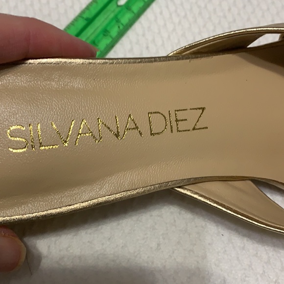 NWOB Silvana Diez gold sandals classy - Picture 12 of 14